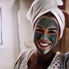 Sibuk Maskeran Saat Kerja, Karyawan Ini Mendadak Panik Saat Datang Pelanggan