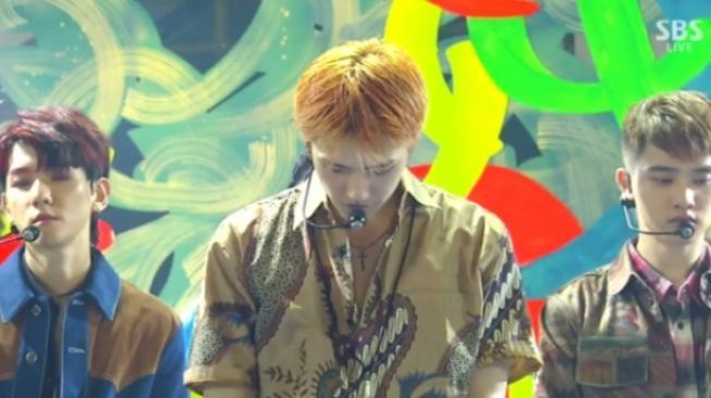 Sehun EXO yang pakai batik waktu lagi tampil di acara musik SBS Inkigayo. Lokal banget nggak sih? 