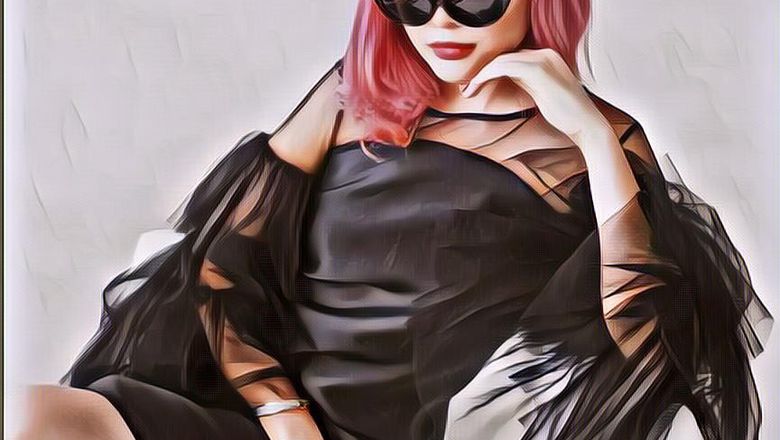 Perpaduan Warna Baju Bermotif ala Sonia Eryka