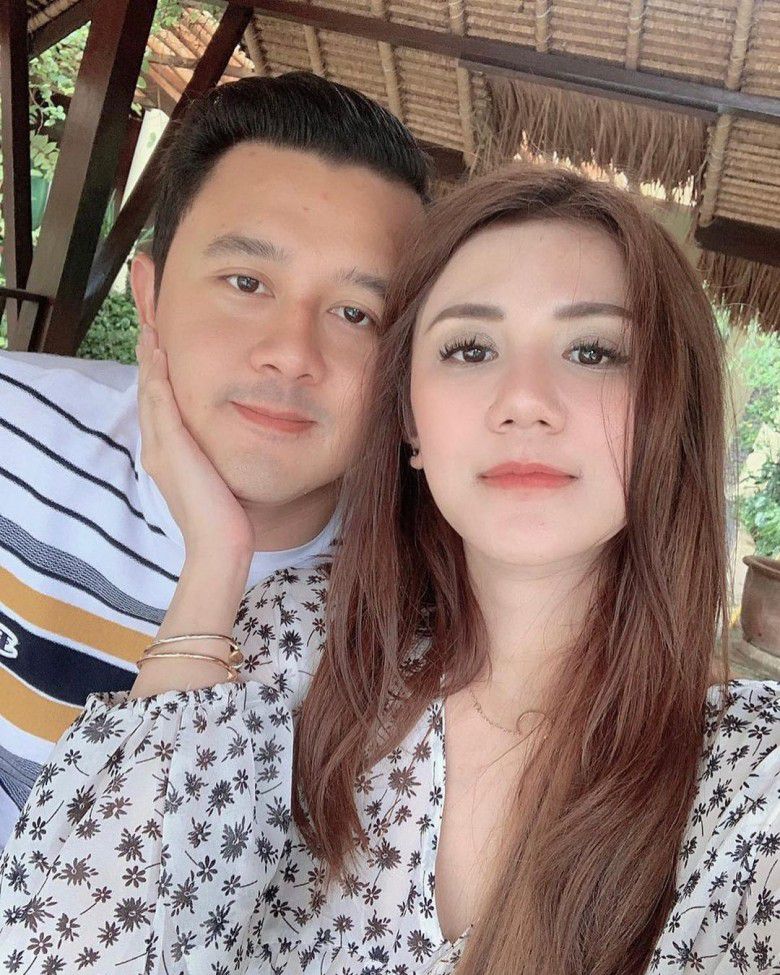 Dalam potret tersebut, Chaca tampil cantik dengan rambut panjangnya. Ia pun berfoto selfie dengan sang suami.