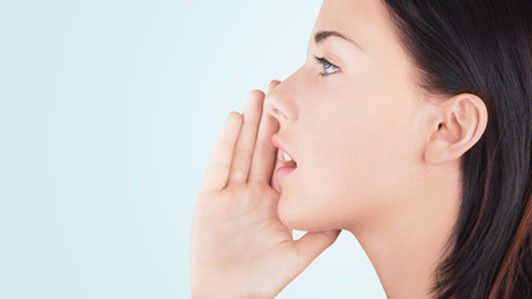 1. Punya cara dan gaya bicara yang tenang