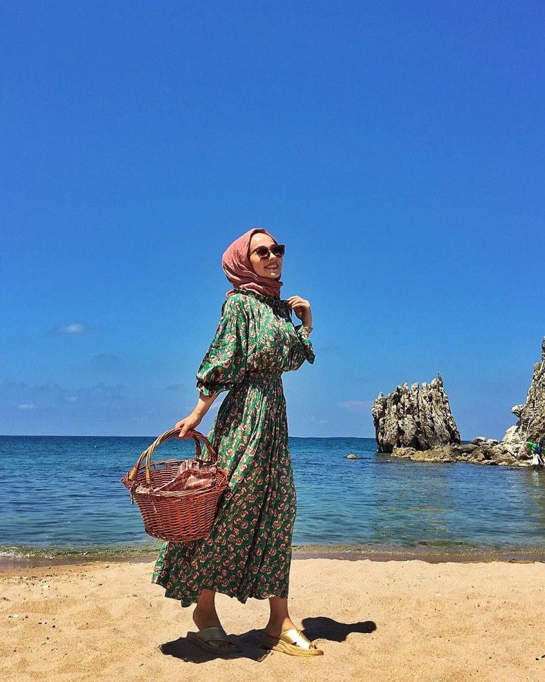 Inspirasi Outfit Hijab ke Pantai, Tetap Modis Tanpa Gerah | Paragram.id