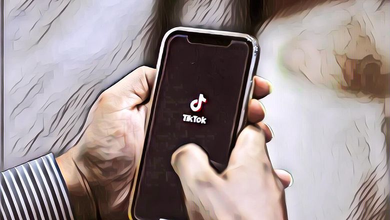 Makin Aneh Dunia Ini! Viral Video Anak Durhaka Manfaatkan Orangtua untuk Ngemis Online di TikTok, Diguyur Air Berlumpur