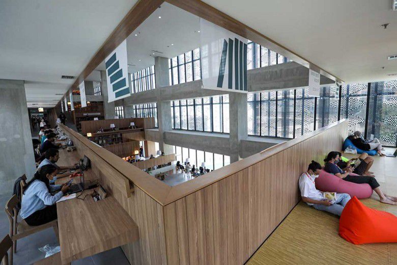 1. Membaca Buku di Perpustakaan