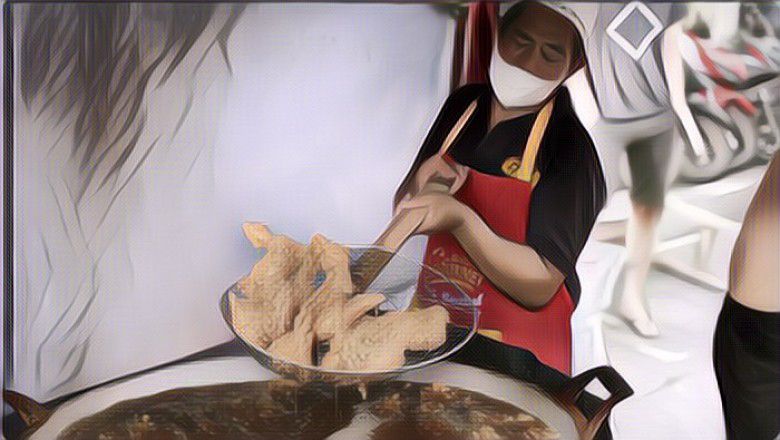 Keren! Seorang Bapak Mantan Sopir Angkot Ini Beralih Jadi Penjual Fried Chicken, Omsetnya Capai 80 Kg Ayam Sehari