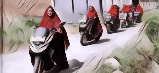 Emak-emak vs Everybody: Naik Motor Lawan Arus, Kendaraan Lain Disuruh Minggir