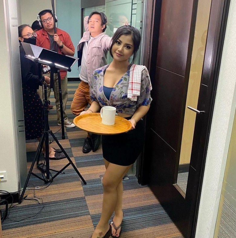 Penampilan Tania Ayu sebagai Inem si pelayan yang memang benar-benar seksi