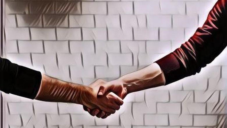 Meski Lagi Dilarang, Kamu Harus Tau Sejarah Jabat Tangan yang Fungsinya Beda Banget Sama Sekarang~