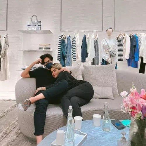 Bukan hanya fotonya yang romantis, captionnya juga manis. Nikita Mirzani menyebutkan bahwa Dimas Beck selalu ada untuknya.