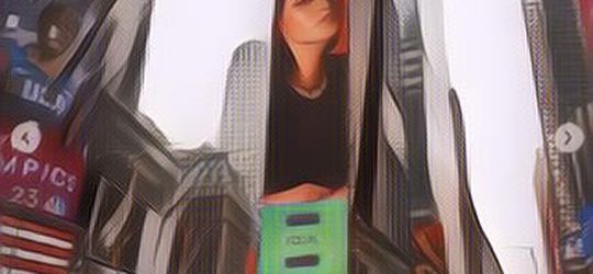 Bangga Banget, Raisa Mejeng di Times Square New York!