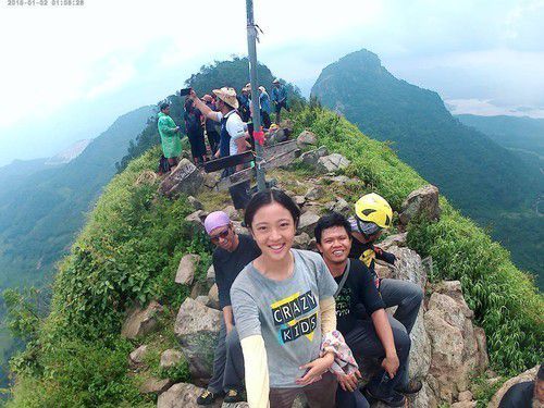 10. Nona Berlian Naik Gunung