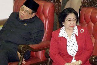 2. Gus Dur Tidur Saat Memimpin Rapat Kabinet