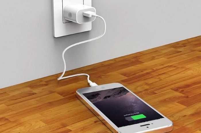 1. Menggunakan adaptor charger yang tidak sesuai