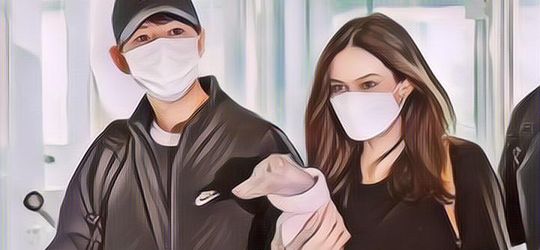 Potret Song Joong Ki dan Katy Louise Saunders di Bandara Saat Hendak ke Eropa untuk Syuting Film