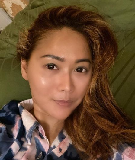 Pedangdut Inul Daratista emang dikenal sebagai sosok yang down to earth banget alias melokal. Selfie tanpa riasan sebelum tidur mah udah biasa. Cantiknya natural banget!