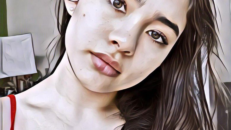 Ajaib, Perempuan Cantik Ini Makan Benda-Benda yang Tak Bisa Dinalar