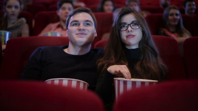 #1 Baris tengah, persis menghadap ke layar