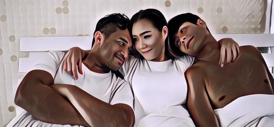Gak Ada Cemburu! Wanita Muda Ini Hidup Harmonis Dengan 2 Suami, Kini Malah Ketagihan Nambah Lagi