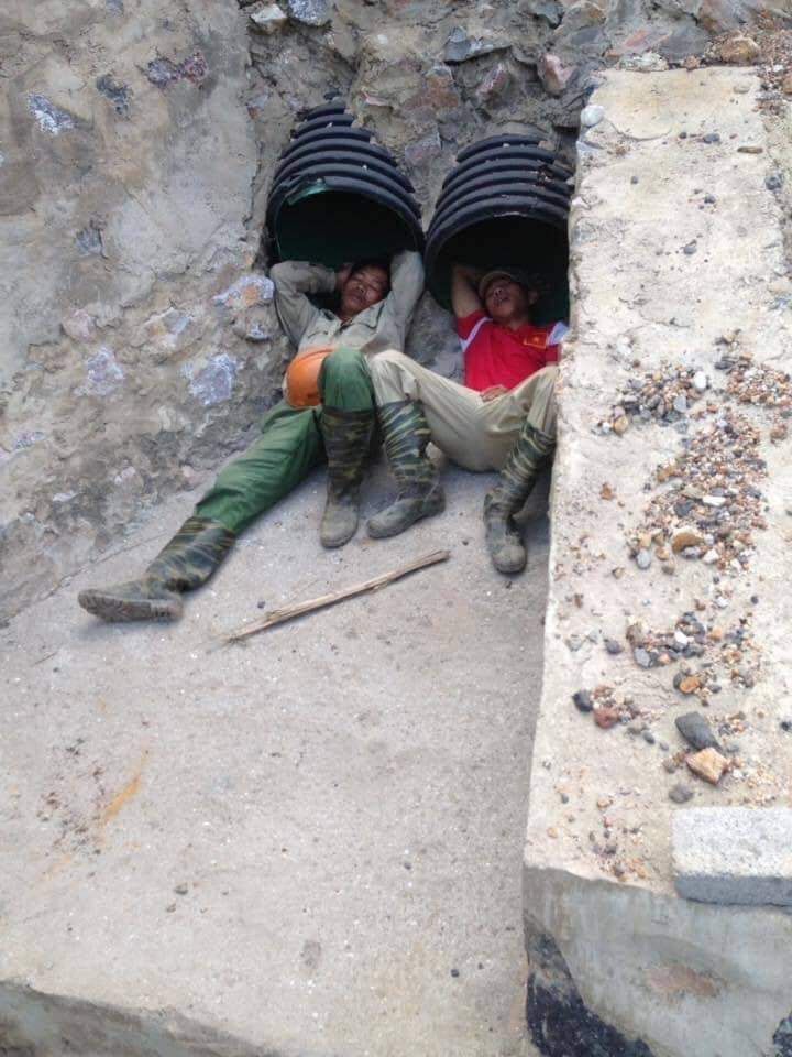 5. Nah, lebih enak lagi kalau ada temennya gini nih. Lebih nyenyak tidurnya