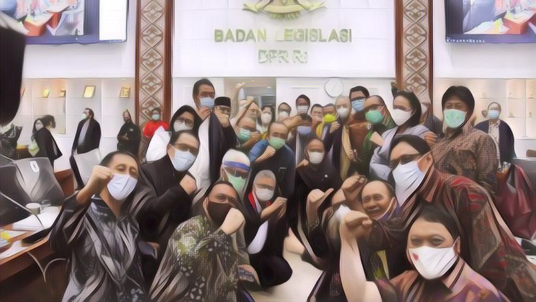 Rakyat Suruh Jaga Jarak, Anggota DPR Asyik Foto Berkerumun dan Berdempetan