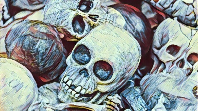 Makam Adat Toraja Dilecehkan, 2 Anak Muda Berpose Alay Sambil Angkat Tulang dan Tengkorak