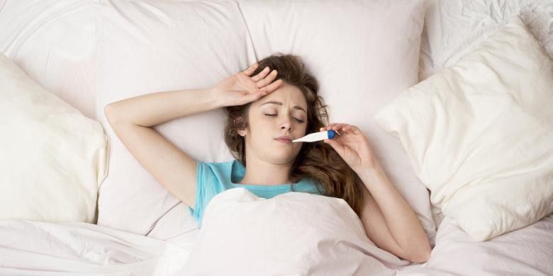 2. Kamu akan demam dan berkeringat di malam hari