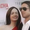 Wajah Angelina Jolie Jadi Sorotan Setelah Beri Tanda Tangan di Poster Brad Pitt