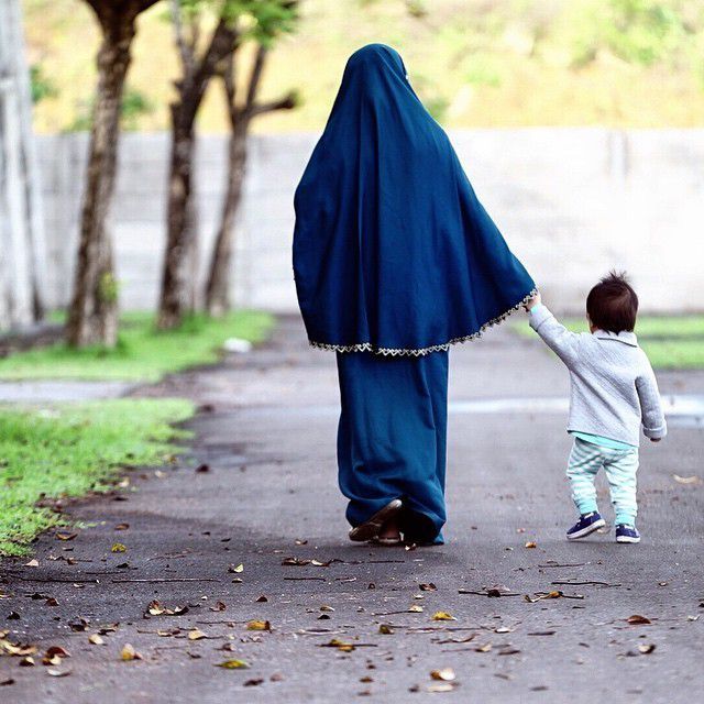 1. Foto wanita berhijab di Instagram dengan anaknya yang diduga sebagai Mommy ASF