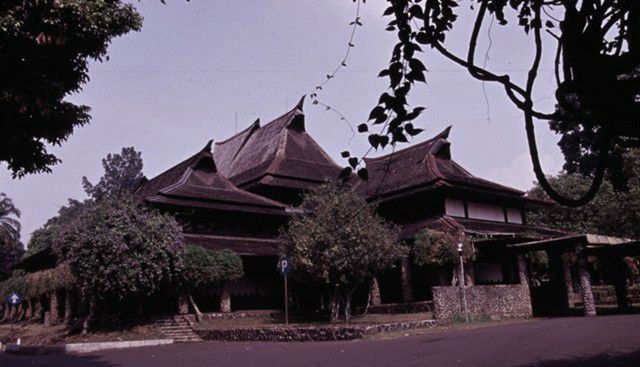 Institut Teknologi Bandung  (ITB)