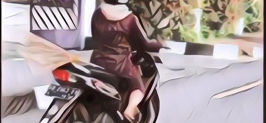 Kocak Abis! Ibu Satu Ini Parkir Motor Sampai ke Dalam Cafe: Gara-Gara Ngikutin Google Maps?