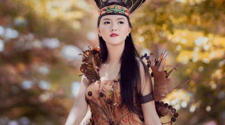 2. Suku Dayak (Indonesia)