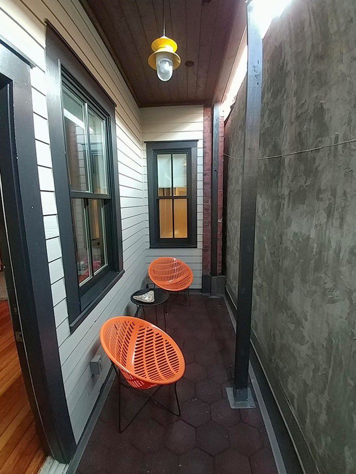 3. Ini adalah "Balkon Pribadi" dengan pemandangan tembok gedung sebelahnya