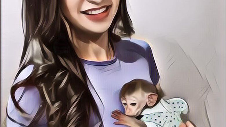 Maria Vania Gendong Monyet Irfan Hakim Bikin Salfok, Netizen: Pengen Digendong Juga~