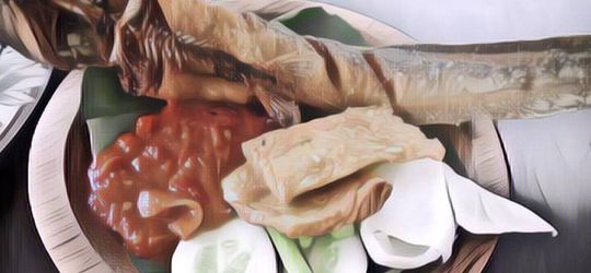 Duh Ada-Ada Aja! Gak Punya Nasi, Pria Ini Nekat Makan Pecel Lele Pakai Mashed Potato