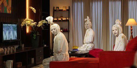 2. Pocong juga demen nonton TV