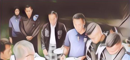 Intip Momen Hangat Presiden Jokowi dan Ibu Iriana Makan Bersama Pengawal