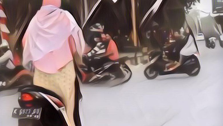 Viral Video Emak-emak Matic Naik Motor Sambil Berdiri Nih~