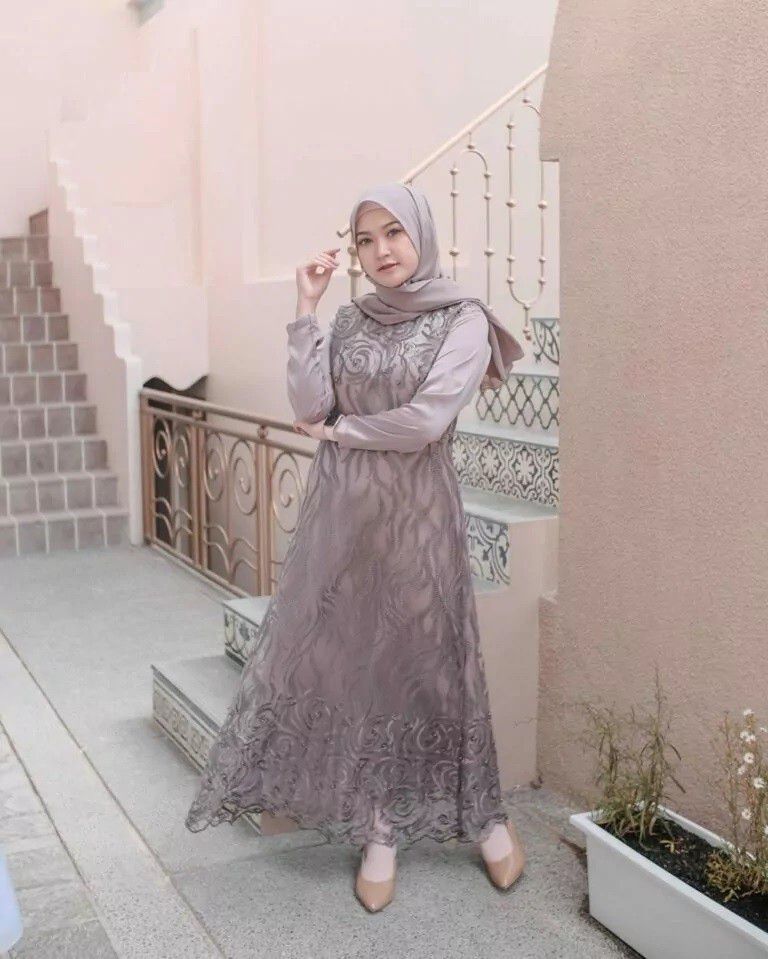 5. Gaya Simpel dengan Gamis dan Brokat
