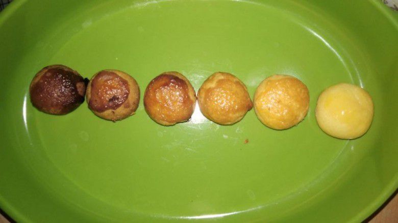 6. Wah, nastarnya punya warna gradasi, keren deh...