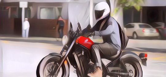 Kocak! Pengendara Motor Pamer Gaya Rebahan di Jalan, Langsung Didenda Rp 750 Ribu