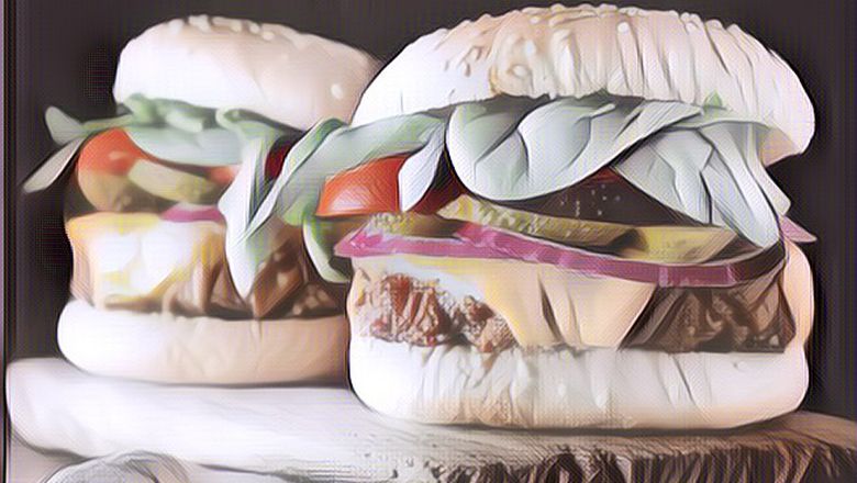 Unik Banget! Ada Pasangan Menikah Pakai Burger Raksasa dengan Berat 1,5 Kg