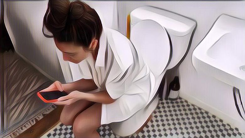 Kebiasaan Main Ponsel Saat BAB? Ternyata Punya Dampak Berbahaya untuk Kesehatan Lho