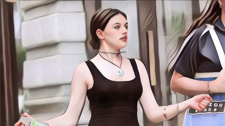 Tom Cruise Sibuk Nonton Konser Taylor Swift Saat Suri Cruise Wisuda