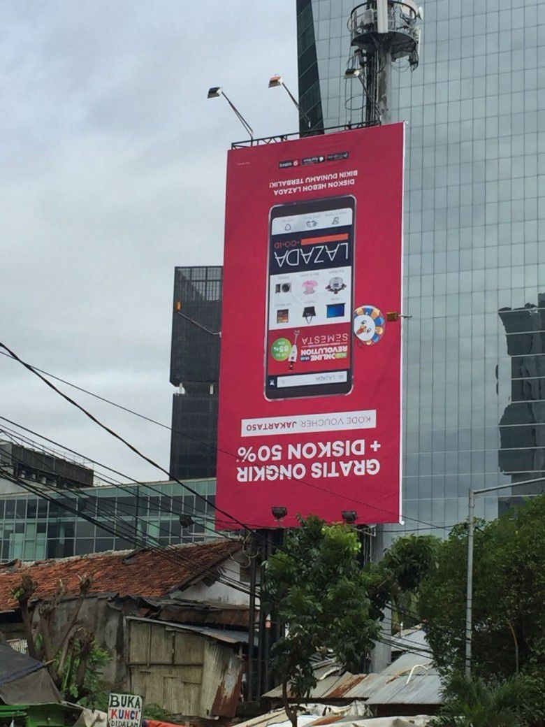 5. Iklan Lazada juga sangat menarik perhatian dengan iklannya yang dipasang terbalik. Keren juga idenya!