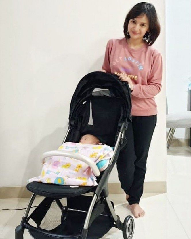 Mama Muda Imut Saat Asuh Bayi