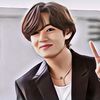 Bergaya Klasik Menuju Paris, Netizen Dibikin Salfok Sama Desain Tas V BTS Yang Cuma Ada 1 Di Dunia