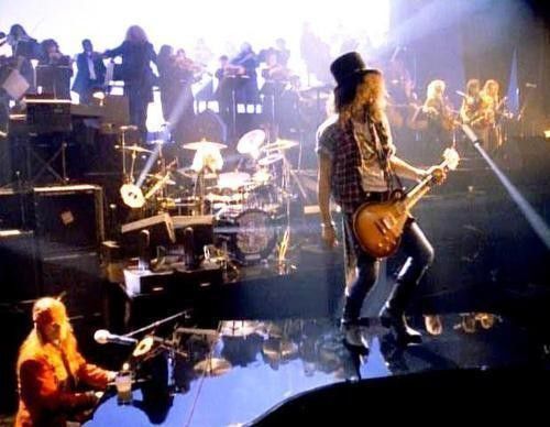 #3 Ternyata, adegan GNR tampil di atas panggung bukanlah konser betulan
