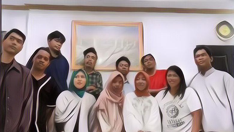 Ngakak! Lagi Bersiap Foto Sesi Lebaran, Eh Pria Ini Malah Pecahin Meja Tamu