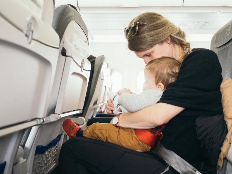 1. Menggunakan Bantal