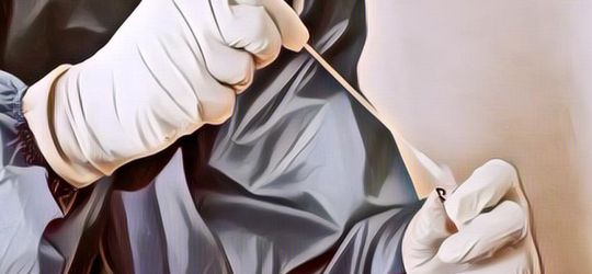 Iseng Banget! Seorang Cowok Sedang PCR, Temannya Malah Ikut Memasukkan Benda Ini ke Mulutnya